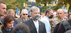 Сразу после парада: Петра Порошенко облили зеленкой в центре Киева
