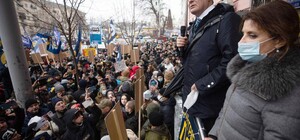 Что происходило в Киеве под судом во время заседания по делу Порошенко